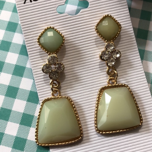 Beautiful NWOT Mint Green & Gold Tone Drop Pierced Earrings! - Picture 2 of 5